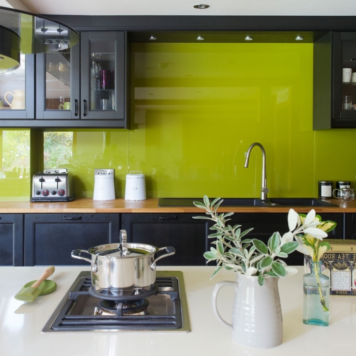 modèle de cuisine moderne aménagée en longueur avec îlot central, déco de cuisine en vert anis et gris anthracite