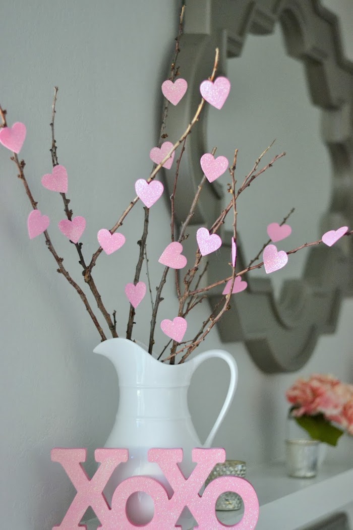 Vase blanche en céramique, branches avec coeurs en papier deco amour, jolie décoration saint valentin cool idée pour la fete