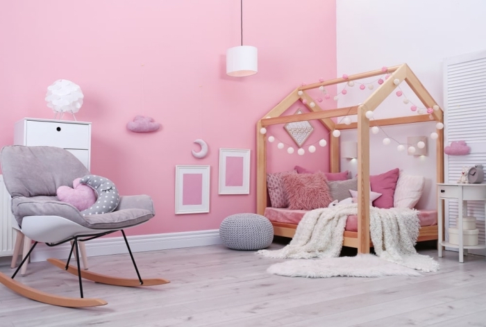 quelle couleur pour les murs dans une pièce d'enfant, idée de deco chambre bebe en rose et blanc avec accents gris