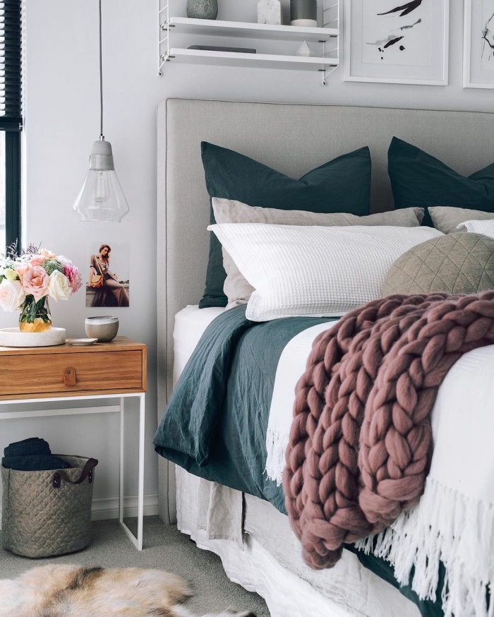 tendance design intérieur moderne, idée de deco chambre a coucher blanche avec accents en vert foncé et gris