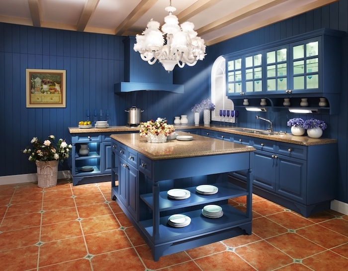 deco cuisine sous sol de couleur bleu nuit, couleur tendance 2020 peinture, carrelage sol terre cuite marron, vaisselle blanche, accents violets