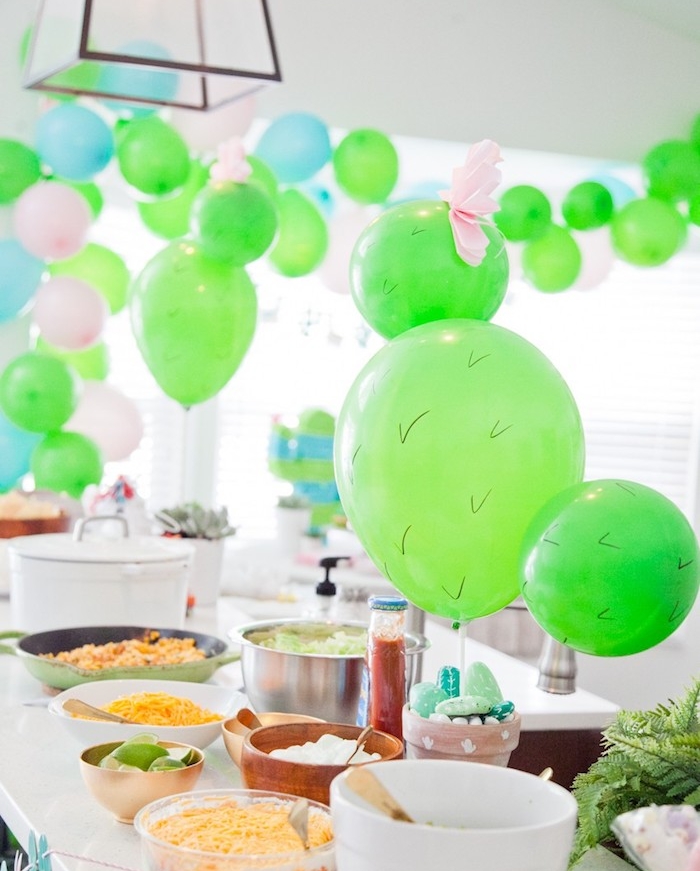 idee comment faire taco bar d anniversaire, thème de soirée mexique, plusieurs ballons verts, bleus et rose, ingredients pour faire tacos maison