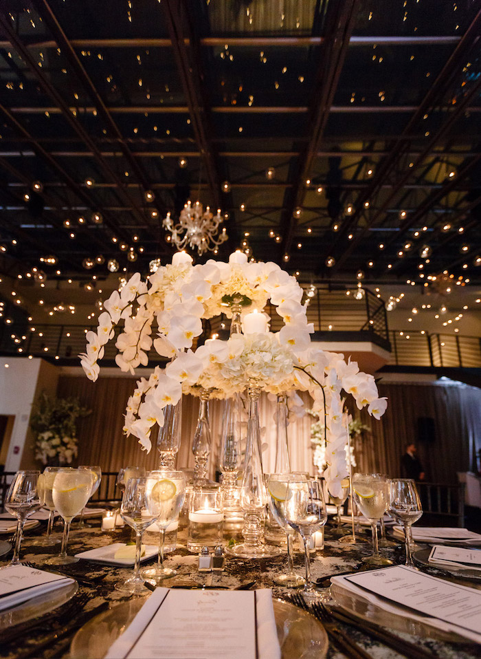 suspension composition florale d orchidées blanches de mariage, guirlande lumineuse deco plafond, accents dorés pour la écoration de table mariage
