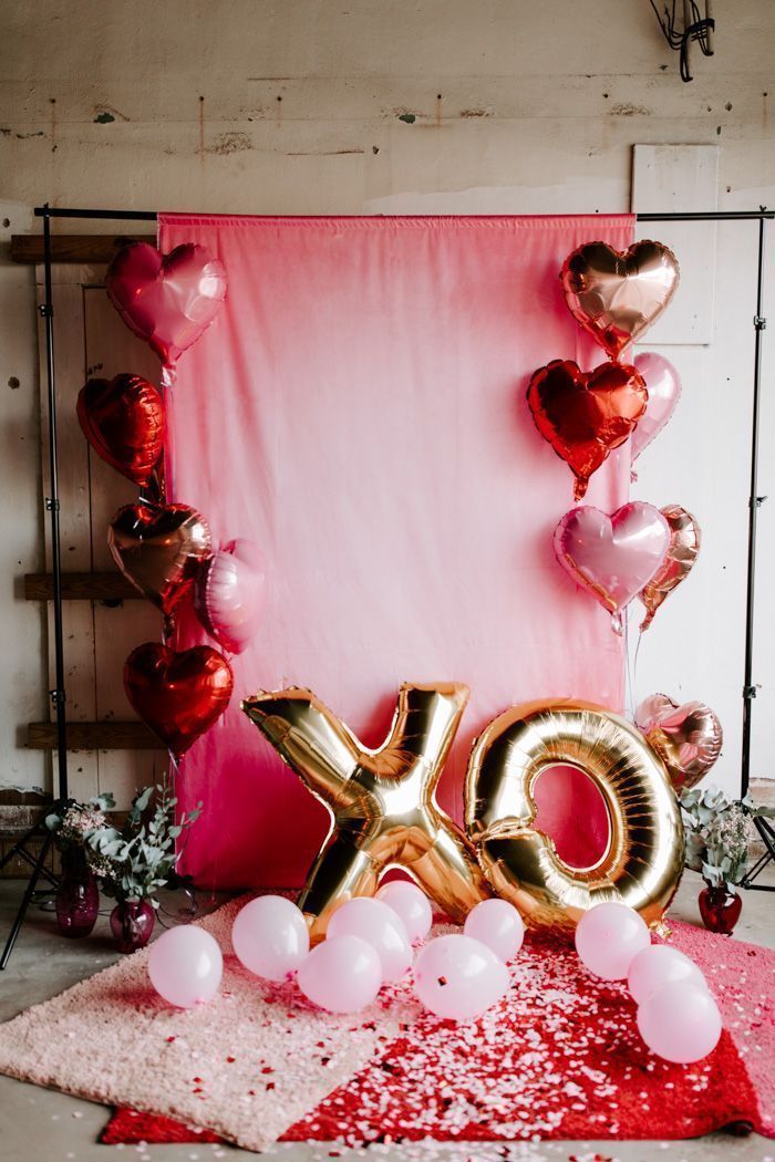 Installer un photo booth, la meilleure idee deco soiree romantique, deco ballons roses coeur et x et o pour st valentin