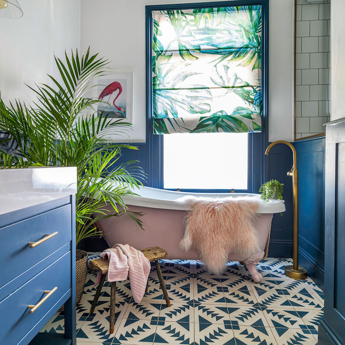 mur bleu et blanc dans salle de bain aux meuble sdb bleus et baignoire rose, salle de bain plantes vertes, deco cocooning