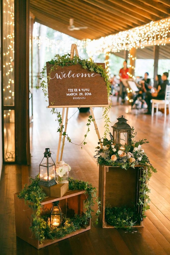 tableau bienvenues mariage deco cagettes mariage fleuries et lanternes decoratives, idee deco mariage vintage