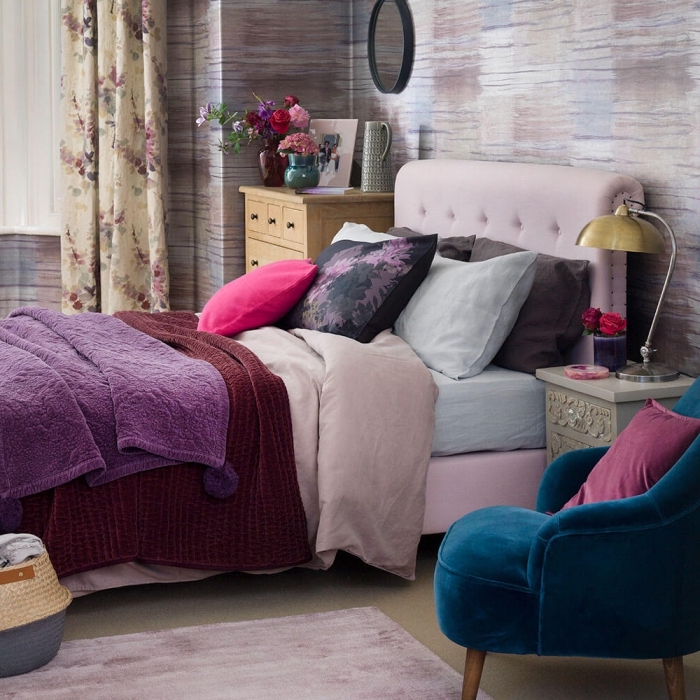 idée de deco chambre adulte aux murs multicolore aménagée avec meubles en tissu colorés et accents en bois