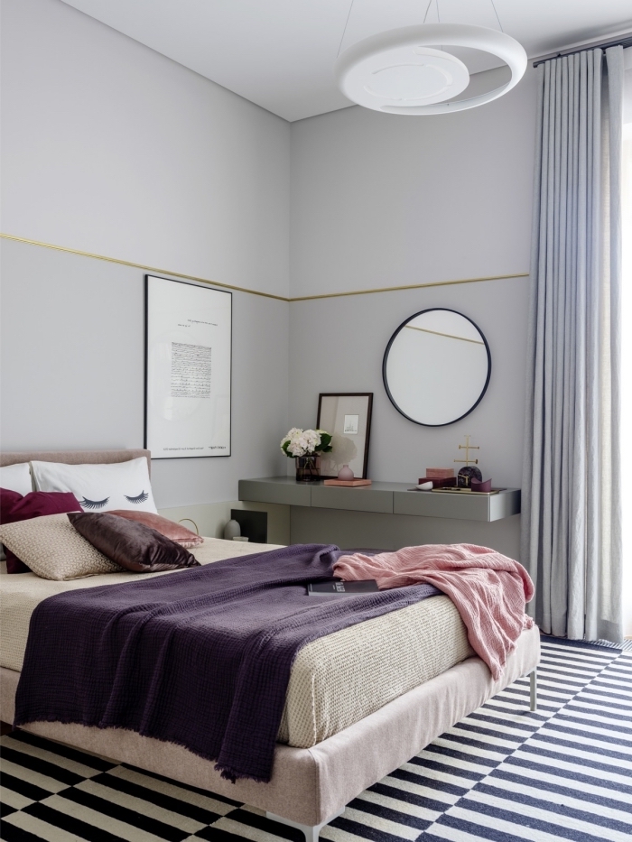 idée de couleur peinture chambre moderne aux murs neutres en gris clair décorée avec accents en rose et violet