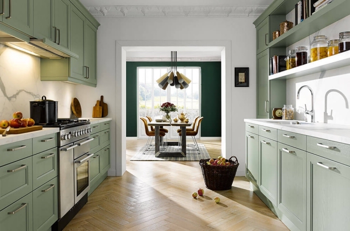 exemple comment aménager une cuisine en parallèle de style moderne, déco cuisine blanche avec meubles verts