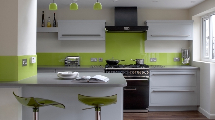 comment aménager une cuisine moderne en longueur avec îlot bar, idée de couleur complémentaire du vert