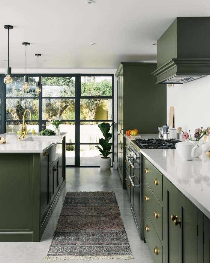 idée de couleur complémentaire du vert pour aménager une cuisine moderne aux murs blancs avec armoires vertes