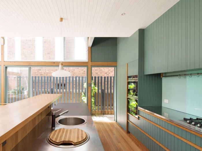 idée de cuisine vert d'eau et bois à design ouvert, exemple comment aménager une cuisine moderne avec meubles colorés