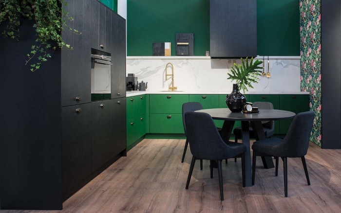idée peinture cuisine moderne aux murs vert foncé avec pan de mur en papier peint aux motifs tropicaux au parquet bois