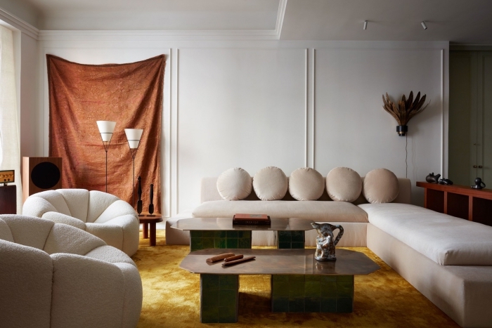 decoration interieur maison moderne dans un salon aux murs blancs aménagé avec meubles en velours beige