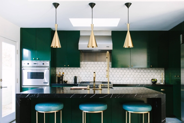 comment décorer une cuisine moderne en blanc et vert avec accents dorés, modèles de meubles de cuisine en vert