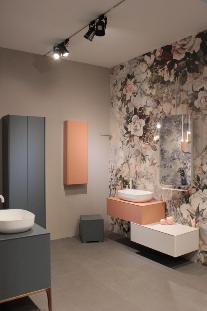 comment aménager une salle de bain moderne aux murs neutre avec pan de mur à design floral et accents colorés