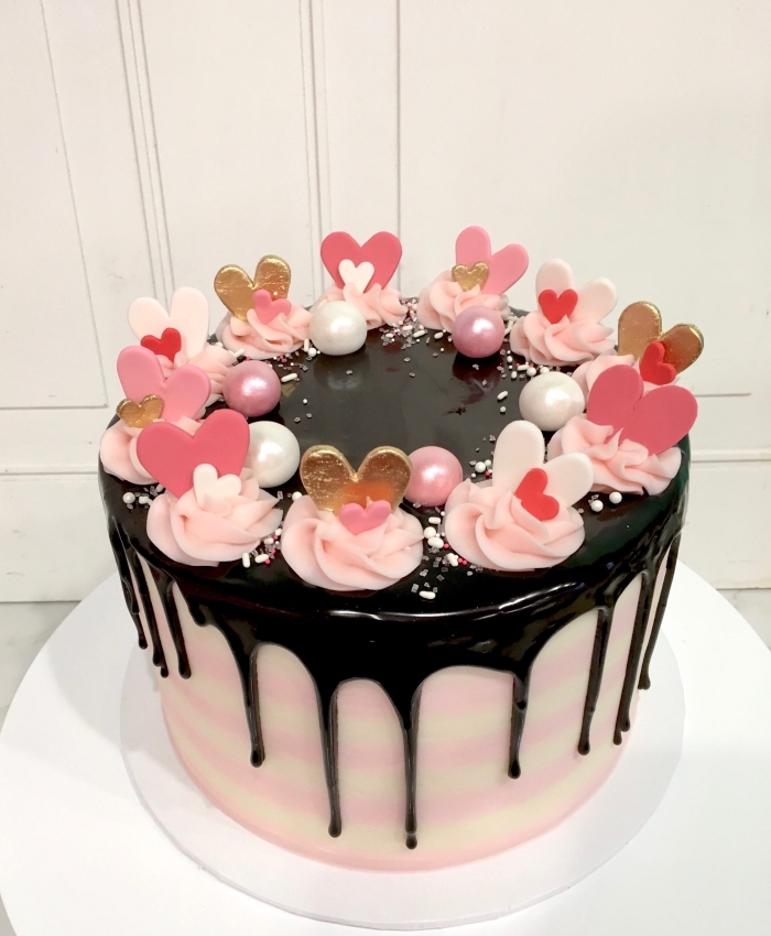 exemple comment décorer un gâteau romantique pour la fête de la Saint Valentin avec fleurs en crème et coeurs comestibles