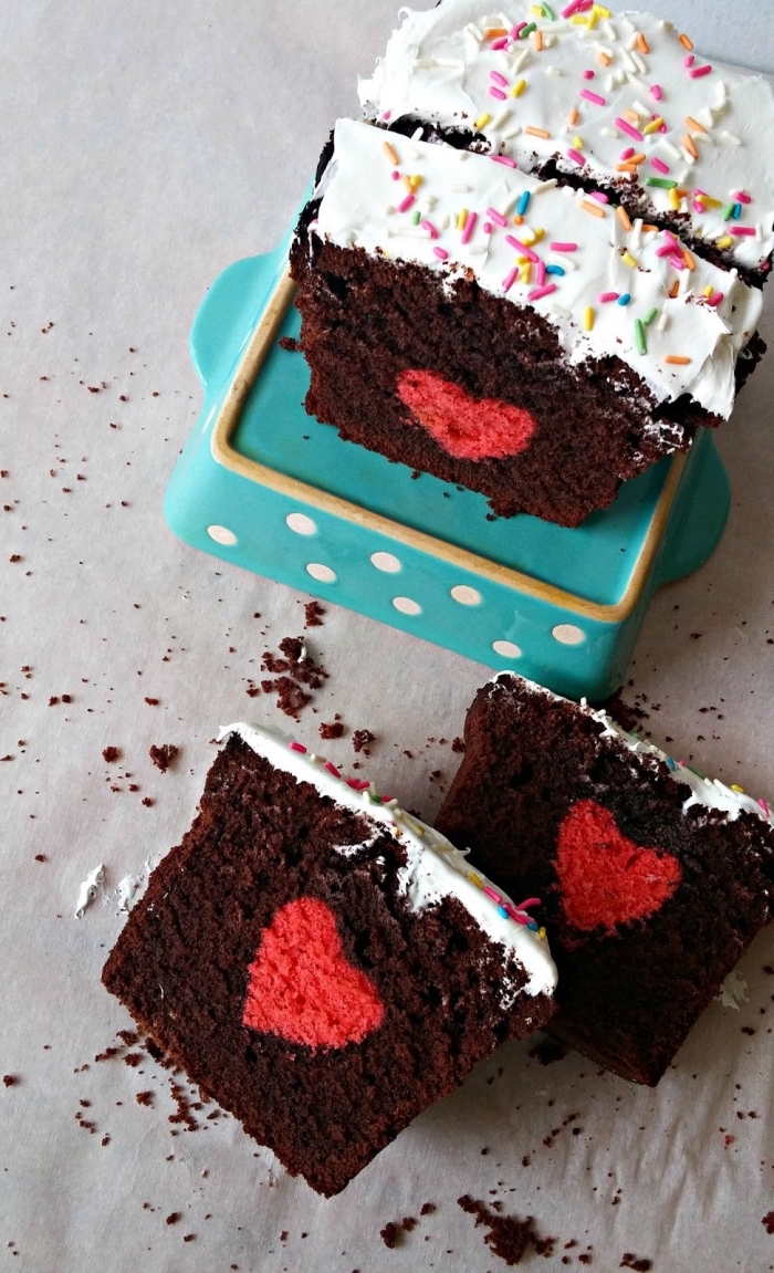 recette facile pour un repas romantique, exemple de cake maison au chocolat noir et crème fraîche avec coeur au centre