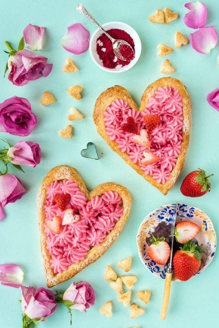 quel dessert facile pour un repas amoureux, coeurs en pâte sucrée décorés façon bouquet de roses avec fraises