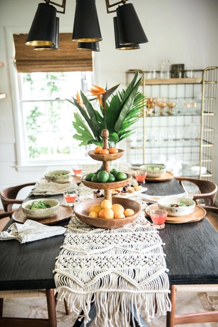 choix de style de decoration anniversaire adulte, table d'anniversaire bohème avec chemin macramé et vaisselle bois
