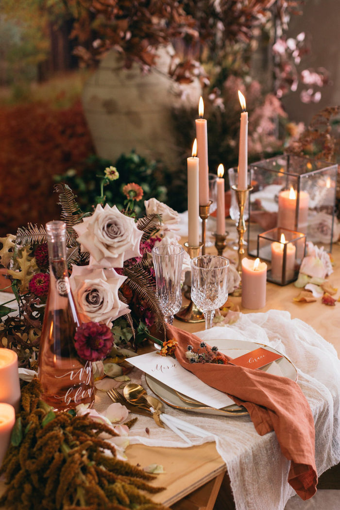 Bougies hautes pour une déco vintage originale avec fleurs aux couleurs d'automne, idee deco de table romantique, inspiration décoration saint valentin