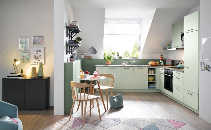 exemple comment aménager une cuisine sous pente avec meubles de couleur vert amande et plan de travail gris