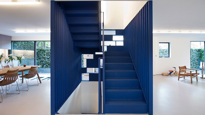 peinture cage escalier couleur bleu pour diviser un salon de la salle à manger de bois, murs blancs, verriere exerieure, nuancier pantone 2020