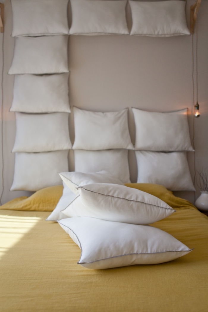 modèle de tete de lit a faire soi meme avec coussins blancs accrochés sur le mur, idée de déco cozy dans la chambre à coucher