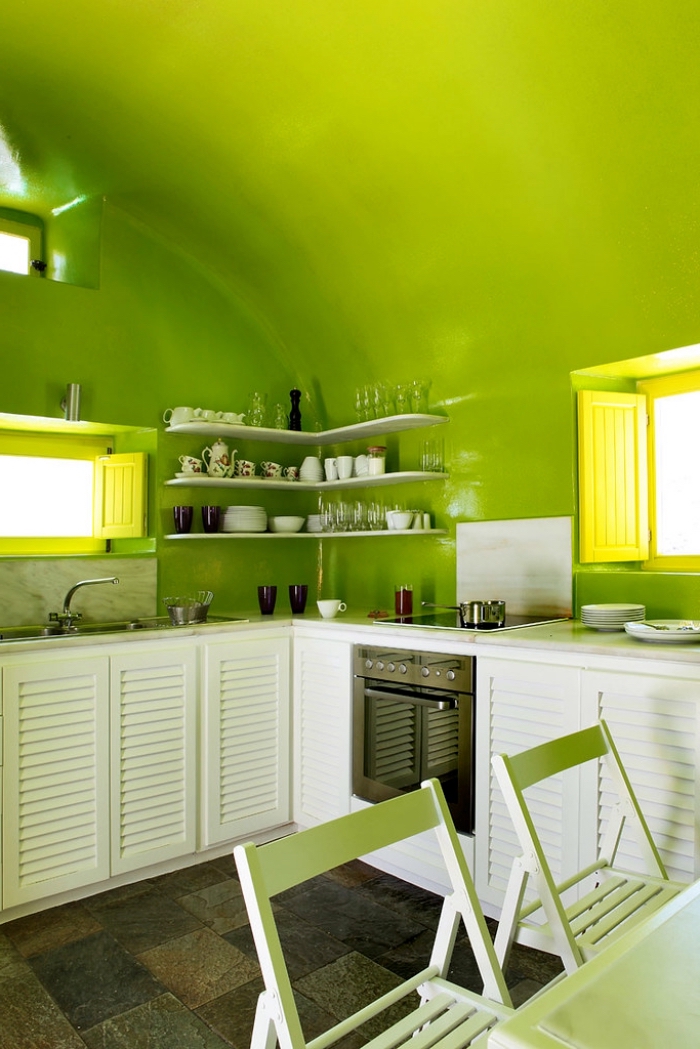 modèle de cuisine aux murs de peinture vert anis aménagée en L avec meubles de nuance blanche, idée couleur pour cuisine