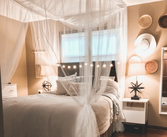 exemple de tete de lit fait maison avec planches de bois repeintes en noir et une guirlande lumineuse à petites bulles