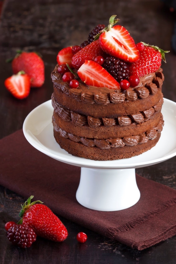 quelle recette gâteau facile pour un repas saint valentin, exemple de gâteau chocolat décoré avec fruits fraîches