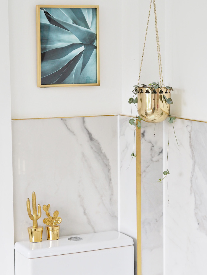 Cadre photo de plante salle de bain marbre et bois à l'ancienne, salle de bain marbre blanc 