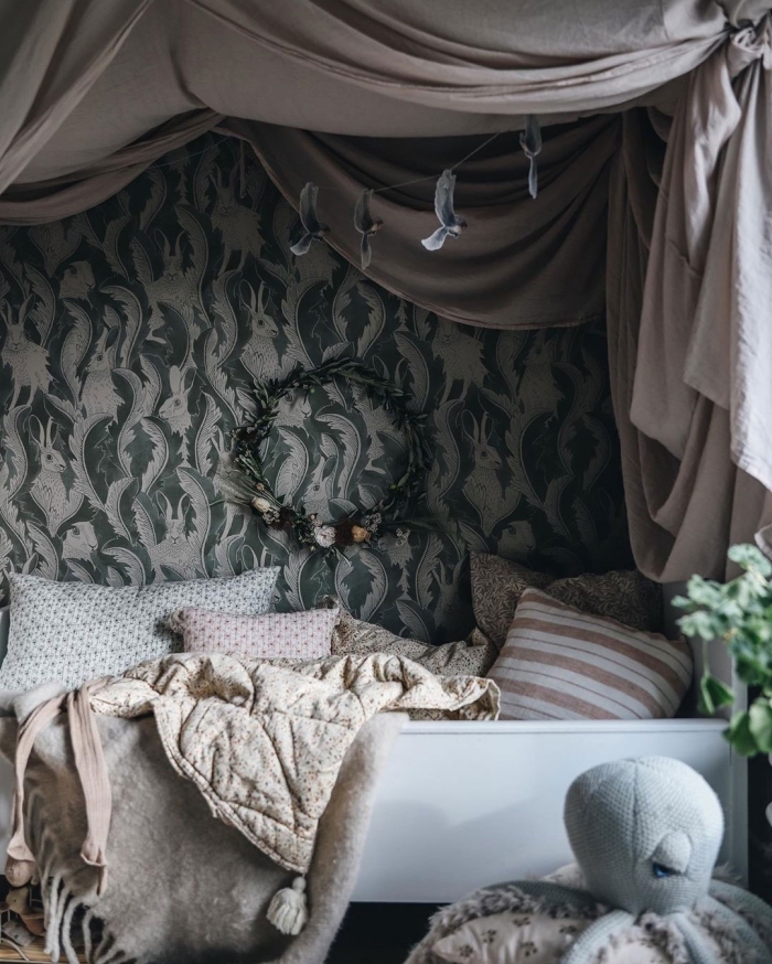exemple de deco chambre fille avec lit baldaquin décoré de nombreux coussins en nuances neutres et pastel