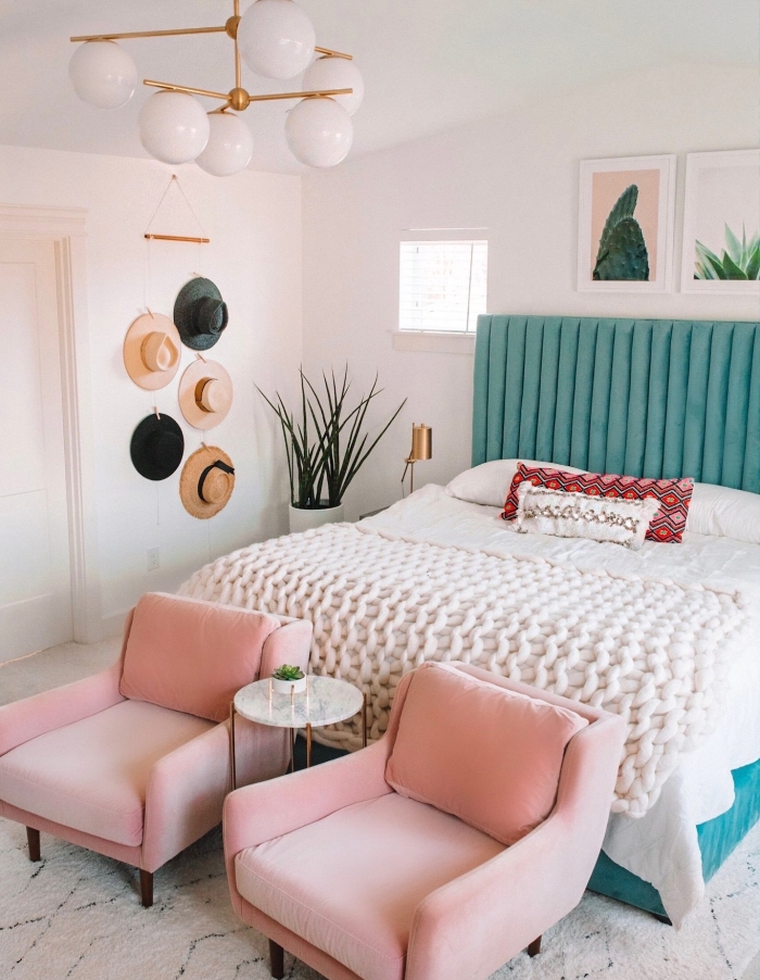 tendances design intérieur modernes, idée de deco chambre moderne avec meubles et objets colorés en rose et vert
