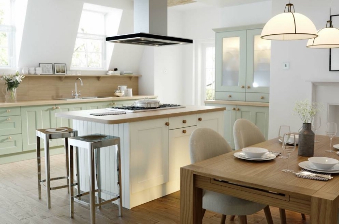 meubles de cuisine vert d'eau avec poignées dorées, aménagement cuisine sous pente en couleur blanc et bois avec accents verts