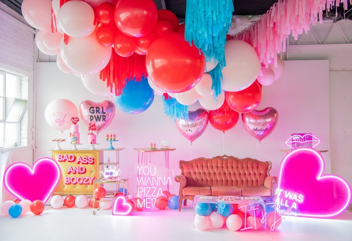 idée de deco 30 ans avec objets en couleurs flashy, organiser un party d'anniversaire à la maison pour femme
