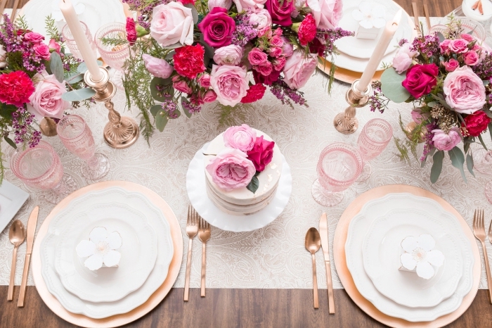 quelles couleurs pour une décoration table anniversaire adulte romantique et stylée, déco table en blanc et rose gold