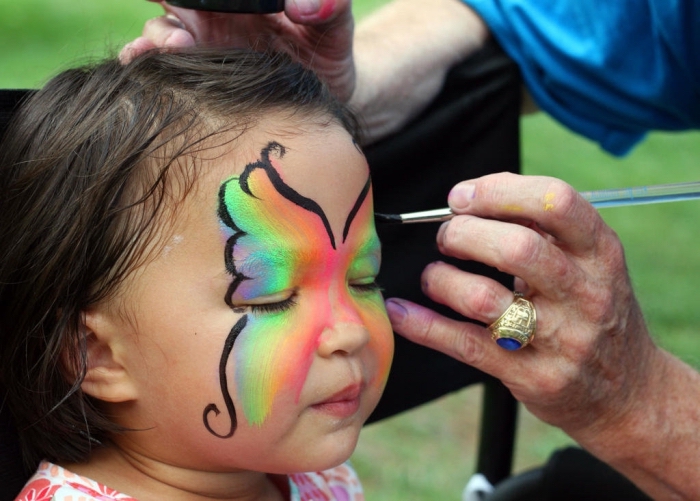 apprendre à réaliser un maquillage carnaval simple façon papillon arc en ciel avec peinture facile et pinceau fin