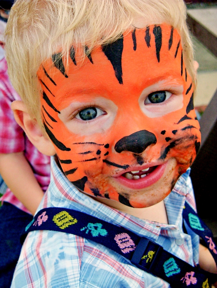 comment maquiller un garçon pour fête déguisée, exemple de maquillage halloween facile pour enfant à design lion
