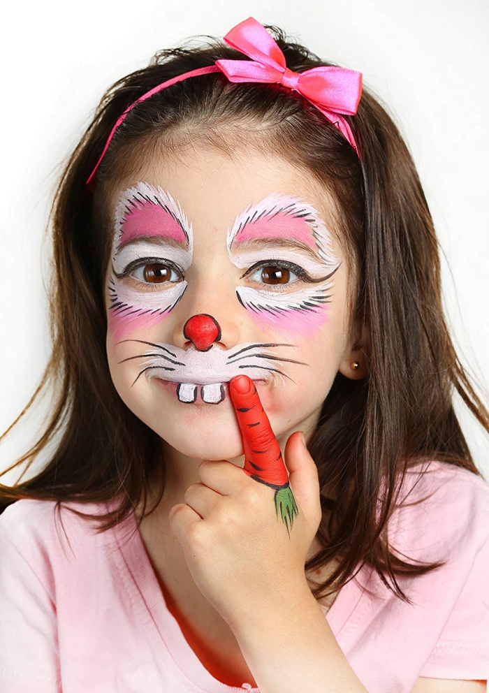 idée de peinture faciale simple pour enfant, maquillage carnaval façon animale avec peinture visage en rose et blanc