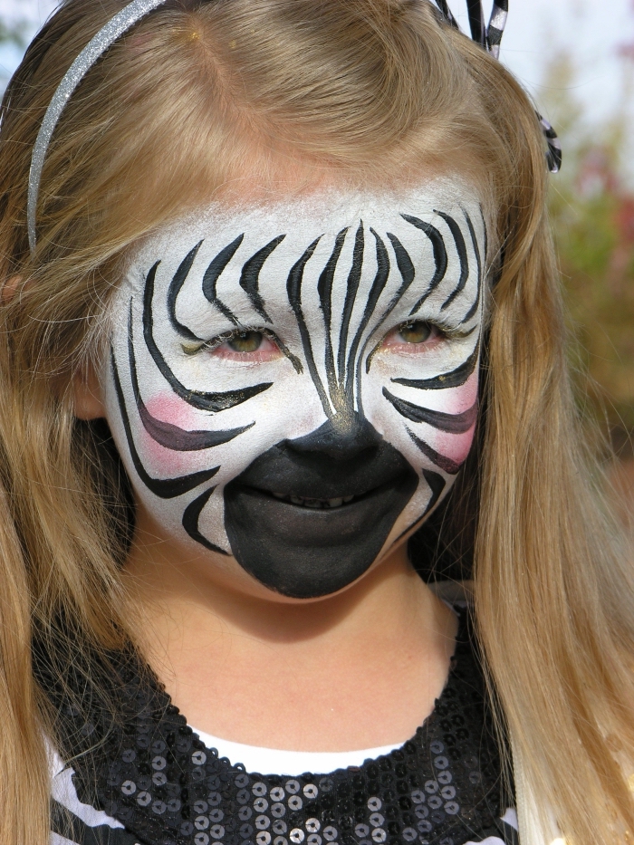 comment faire soi-même un masque deguisement pour enfant avec peinture facile blanc et noir à design zèbre