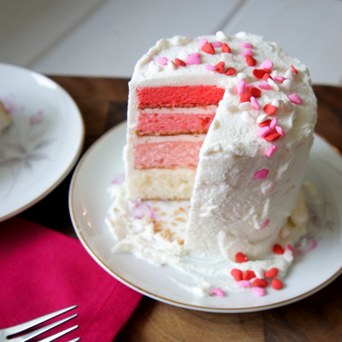 recette facile pour préparer un gateau st valentin blanc, modèle de mini gâteau rond aux layers façon ombré rouge