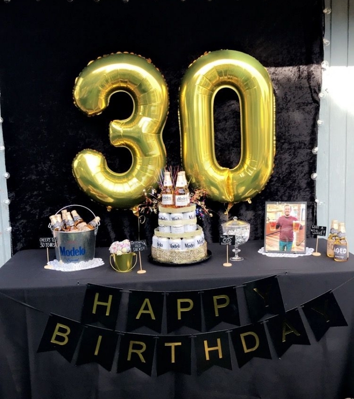 comment décorer une table festive d'anniversaire homme 30 ans, anniversaire 30 ans homme avec déco en noir et or