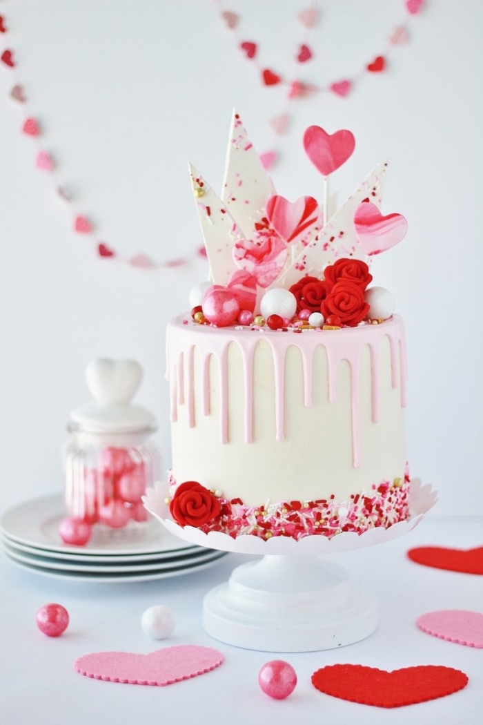 exemple comment décorer un gateau st valentin au fondant blanc avec morceaux de chocolat blanc et perles comestibles