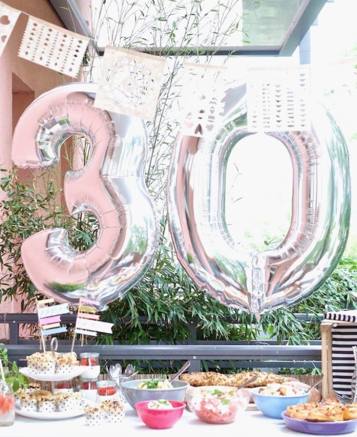 party d'anniversaire dans le jardin avec une déco simple et ballon 30 ans, célébrer son anniversaire à la maison