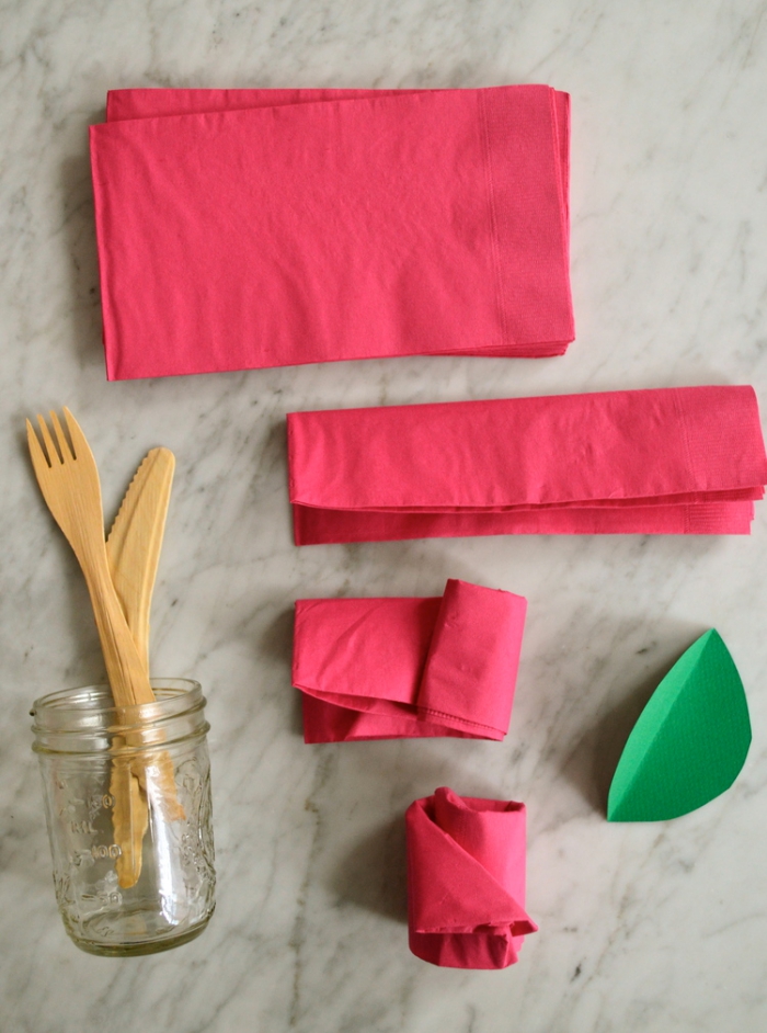 technique de pliage serviette fleur facile, exemple comment plier une serviette pour faire une jolie rose avec feuille en papier