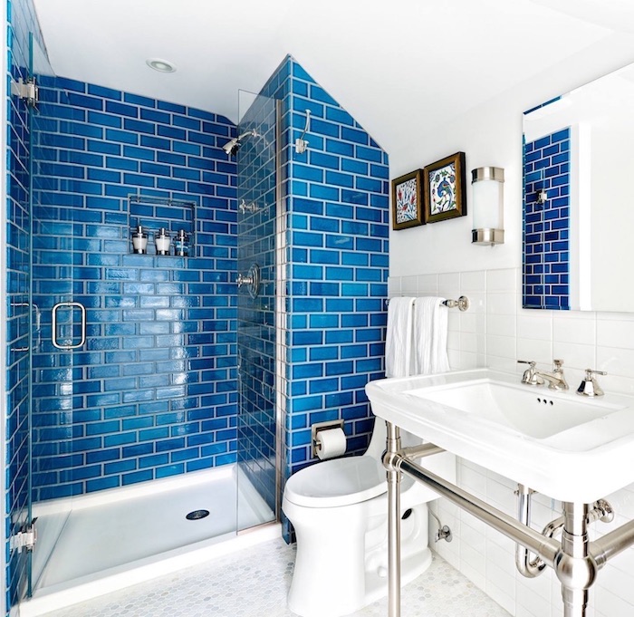 salle de bain carrelage bleu, couleur de l année 2020 pantone dans une salle de bain blanche avec lavabo console et cabine de douche