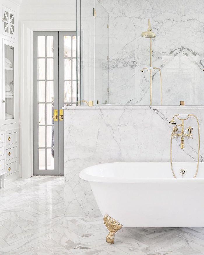 Blanc baignoire ovale à pieds dorés, douche et lavabo or, salle de bain en marbre blanc, beauté dans la simplicité design pure