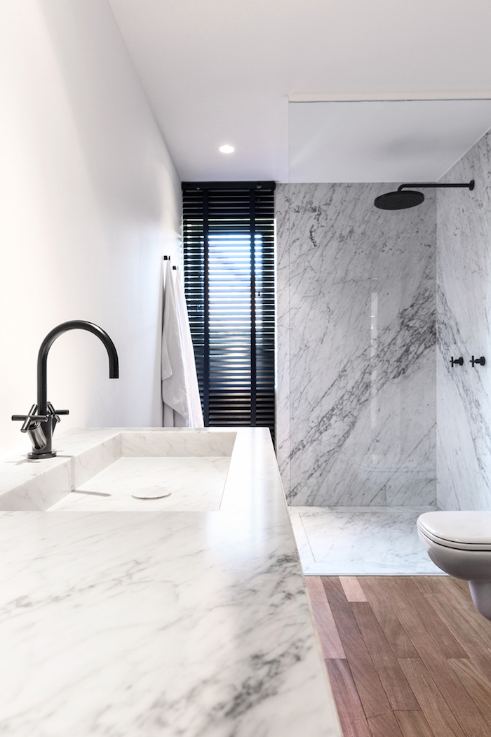  Douche italienne, salle de bain marbre blanc et parquet en bois, cool idée comment décorer la salle d'eau moderne
