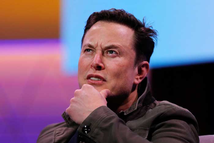 Elon Musk poste une vidéo sur Twitter d'une Tesla Model 3 dotée de la parole